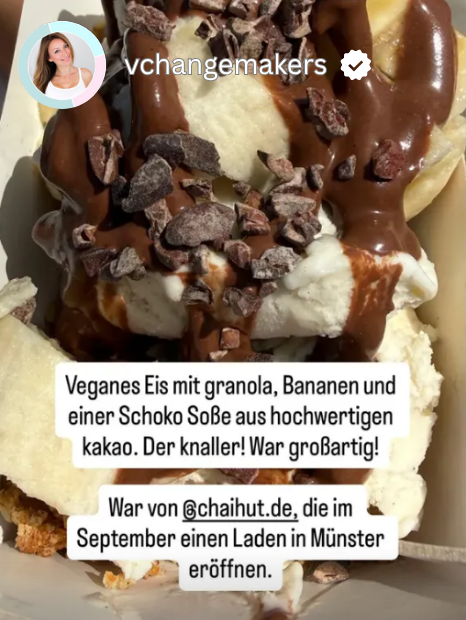 Veganes Eis mit Granola, Banane, Cacao Nibs und Schokosauce, gezeigt in einer Instagram Story von @vchangemakers.
